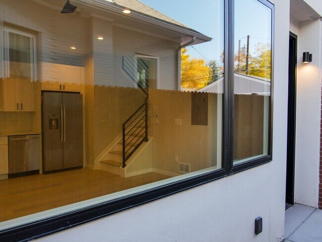 Building Photo - 1 Bedroom Townhome in Denver