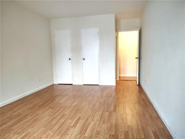 Foto del edificio - 2299 E 13th St