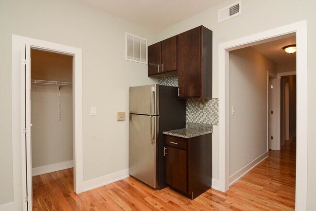 Foto del edificio - 636 W Oak St