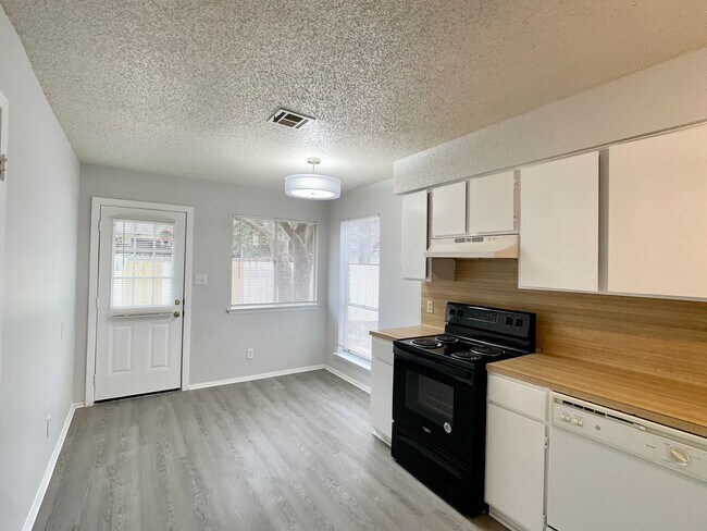 Foto del edificio - 2/1 Duplex in North Austin