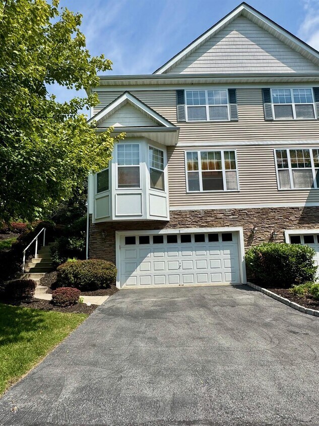 Foto principal - 8 Green Ct