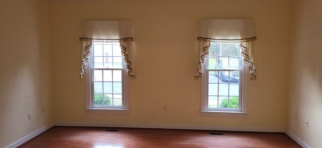 Building Photo - Low Maintenance Living in Williamsburg