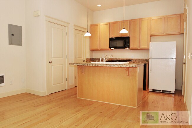 Foto del edificio - Charming 1-Bedroom Condo with Garage in Prime Goose Hollow Location