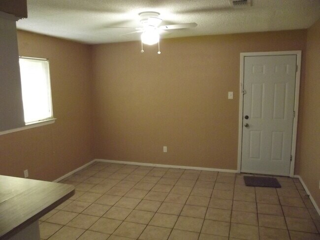Foto del edificio - AVAILABLE NOW!!! Lovely 3-Bedroom 2-Bath 2...