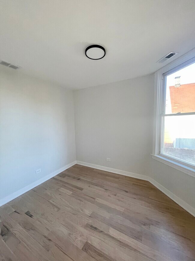 Foto del edificio - 3006 N Troy St