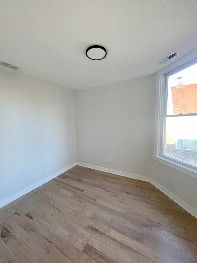 Building Photo - 3006 N Troy St