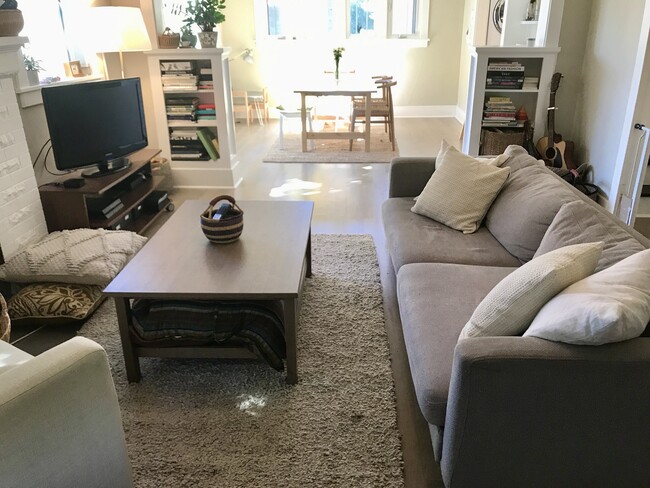 Living Room - 906 W Howe St