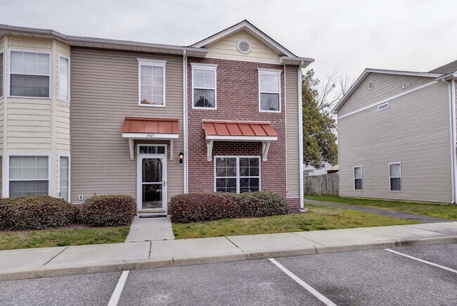 Foto del edificio - Spacious 3 Bedroom 2.5 Townhome Near Fort Eustis - Granite Kitchen & Fenced In Backyard