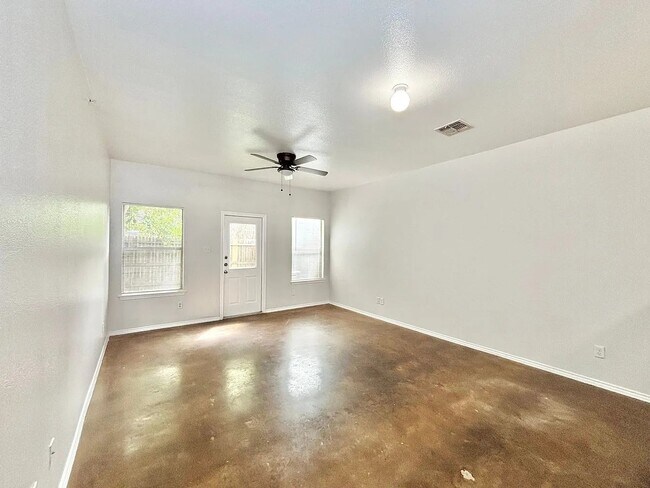 Photo - 10702 Mathom Landing (Universal City, TX) Townhome