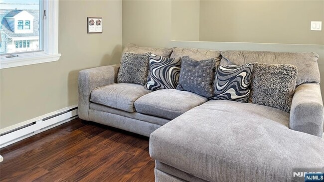 Building Photo - 154 Charlton Ave