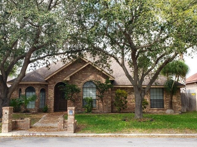 Building Photo - 4 Bed / 3 Bath / 2 Car Garage / Swimming pool