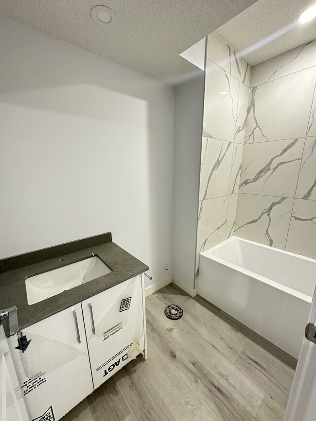 Photo du bâtiment - 1460-1422 22 St NW