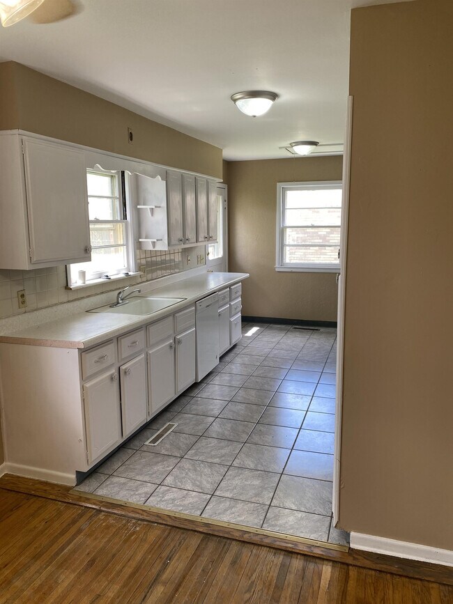 Building Photo - 1515 Jump E