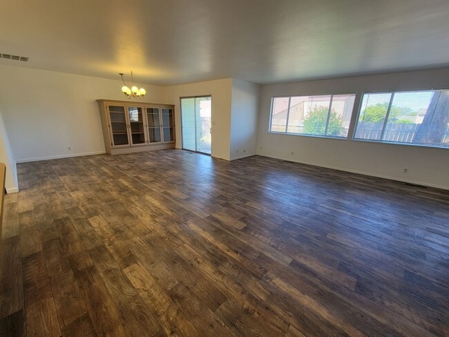 Foto del edificio - Spacious 3/2 Home Located in the Stanmar c...
