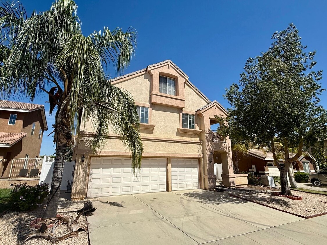 Foto principal - Beautiful 7B/4BA Home in Moreno Valley Ava...