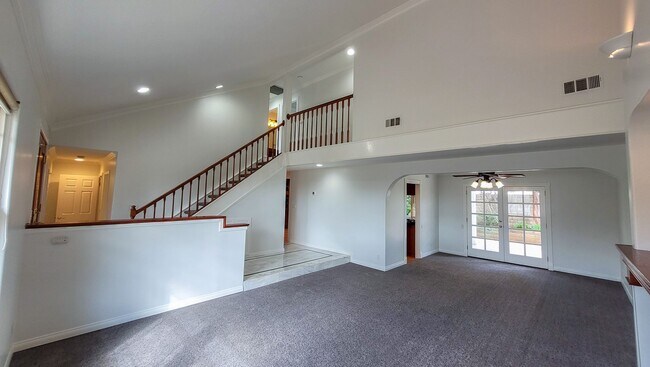 Foto del edificio - NOW AVAILABLE!! Gorgeous Two Story 3 Bedroom 3 Bath Perfect for Working From Home and Entertaining!