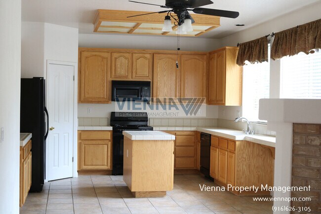 Foto del edificio - Spacious 4 Bedroom Home in Desirable Neighborhood