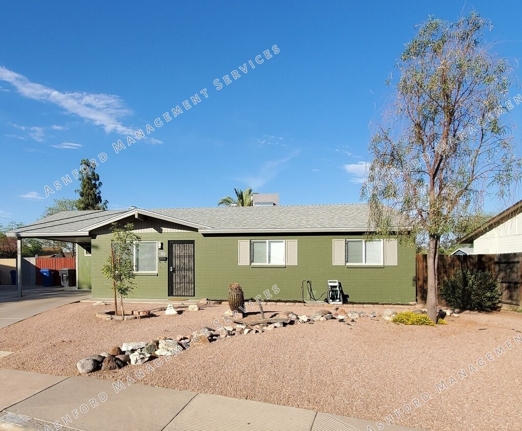 Primary Photo - 3 BEDROOM HOME WITH HUGE BACKYARD/GARDEN AREA