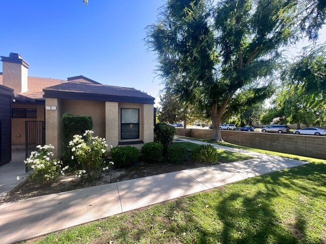 Building Photo - 2 Bed Condo w/Garage!