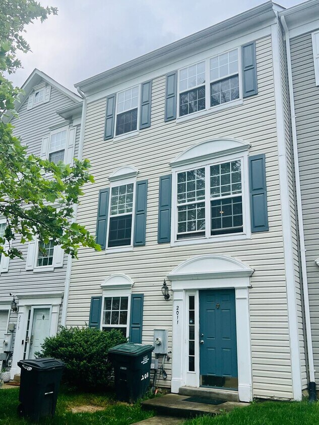 Foto principal - Amazing 5 BR/3 BA Townhome in Randle Heights!