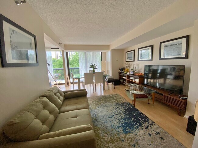 Sala de estar o sala de estar/comedor - 7401 Westlake Ter