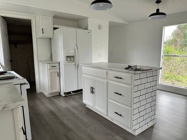 Foto del edificio - 3-bed/2-bath on 1 acre!