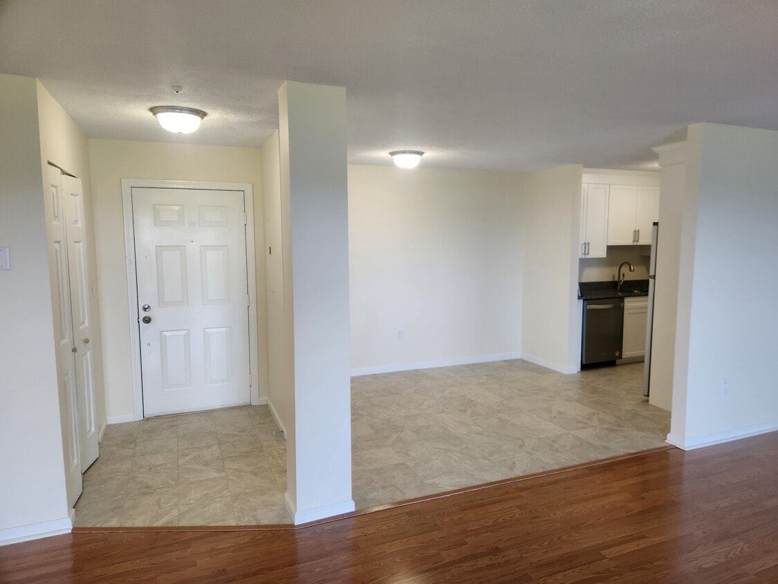 Dining Area & Kitchen-new tile - Eastbay at Weymouthport