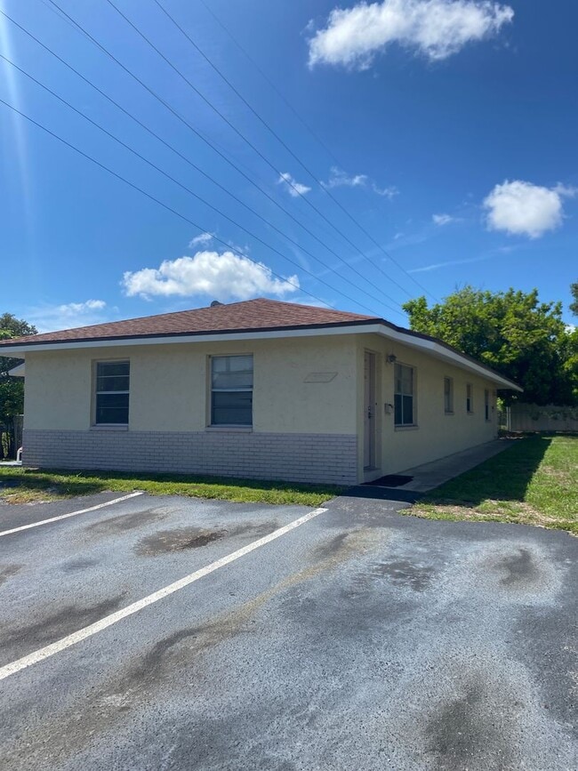 Building Photo - 2 BEDROOM, 1 BATH APARTMENT HOME - PINELLAS PARK
