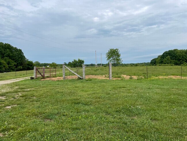 Building Photo - Country house retreat on 10 fenced acres f...