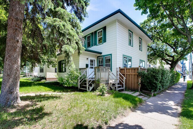 Foto del edificio - 8 Bedroom Home Across from Macalester!
