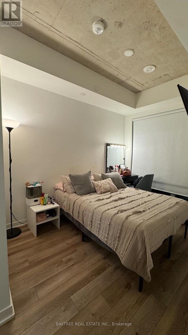 Photo du bâtiment - 1808 St Clair Ave W