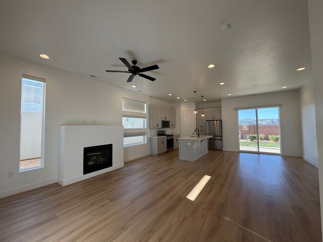 Building Photo - SPACIOUS PATIO HOME FOR RENT!