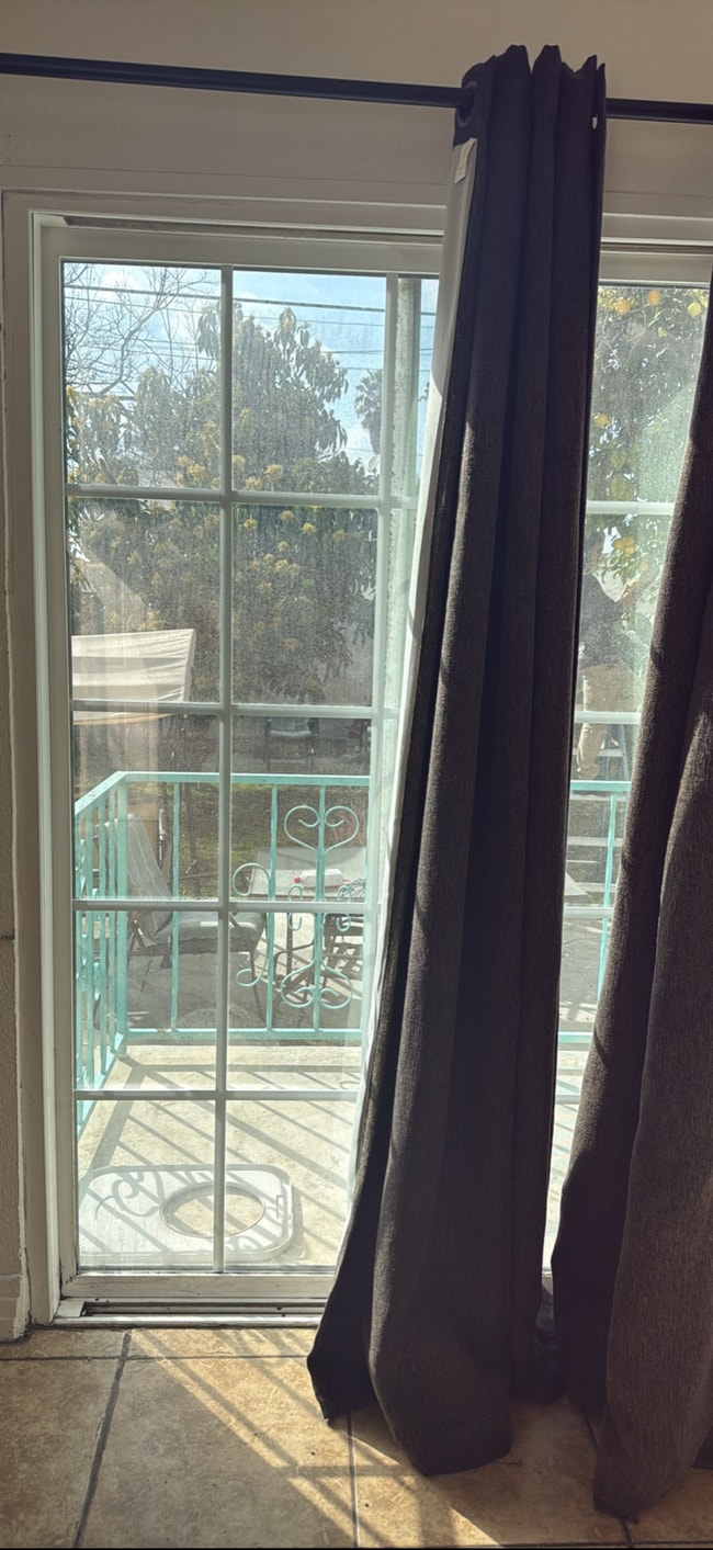 Foto del edificio - 4327 Kenwood Ave