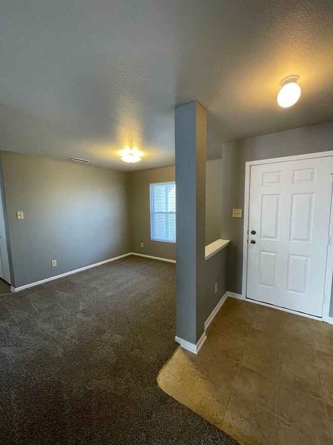 Foto del edificio - Shelbyville - 3 BR  home with loft
