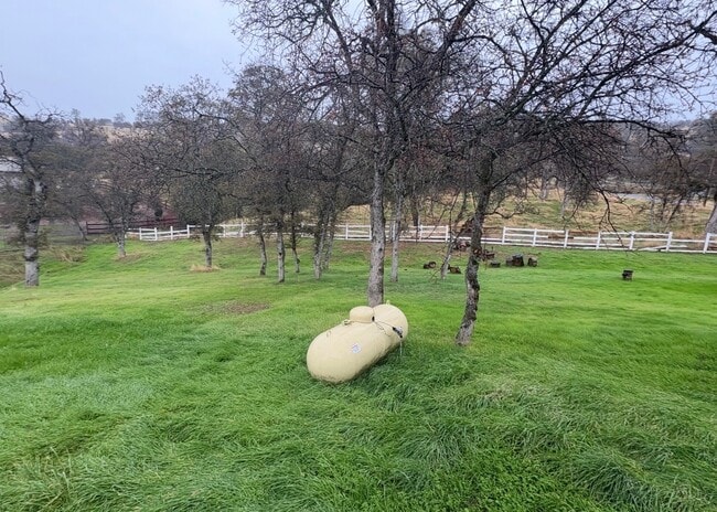 Foto del edificio - 13600 Pino Ct