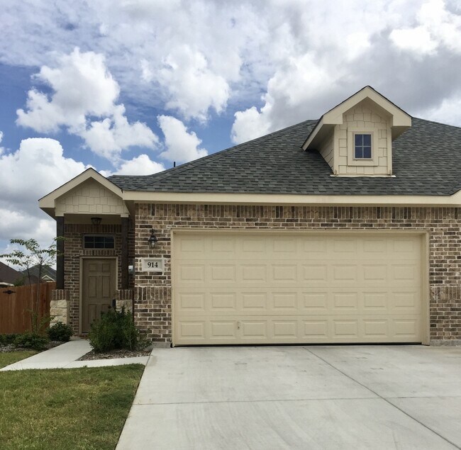 Building Photo - AVAILABLE NOW LUXURY DUPLEX LOCATED IN MIDLOTHIAN, TEXAS!