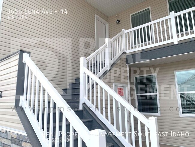 Building Photo - Modern, Bright & Open 3 Bedroom, 2 Bathroo...