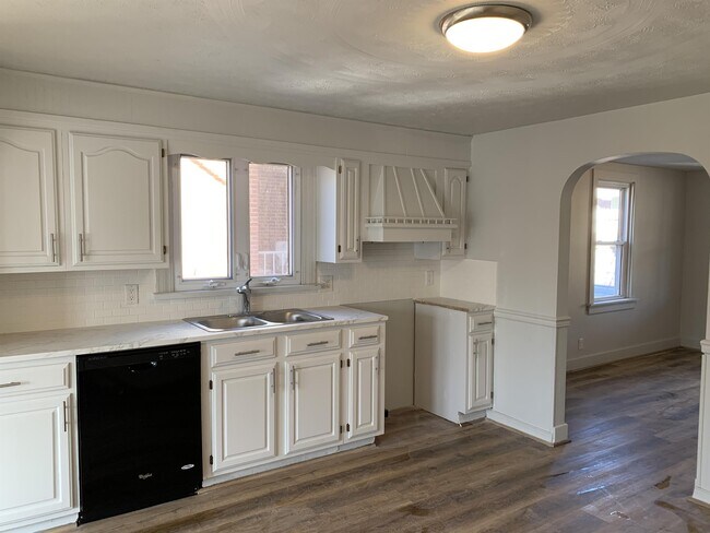 Building Photo - 1401-1/2 Sandhill Rd
