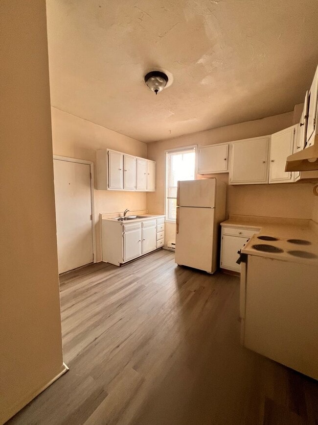 Building Photo - 808 W King St