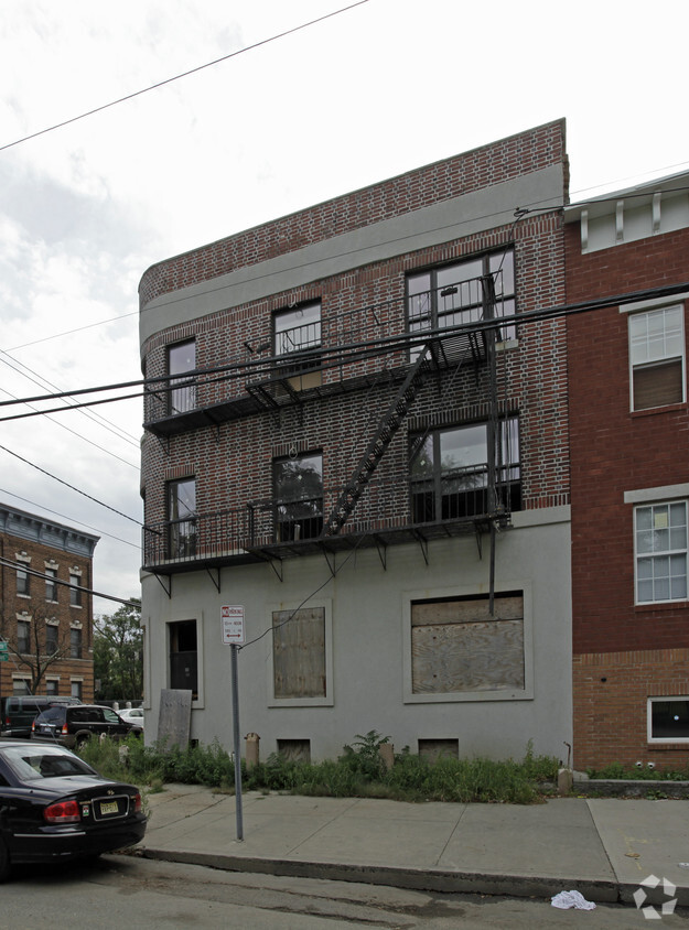 Building Photo - 215 Woodward St