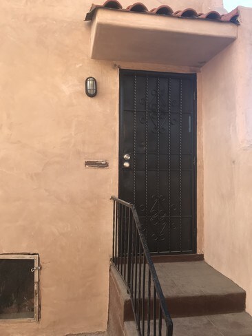 Private entrance - 2916 W 48th St