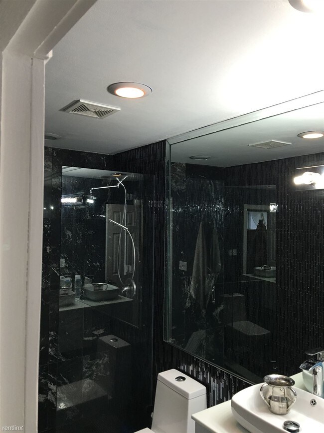 Foto del edificio - 8044 Twin Lake Dr