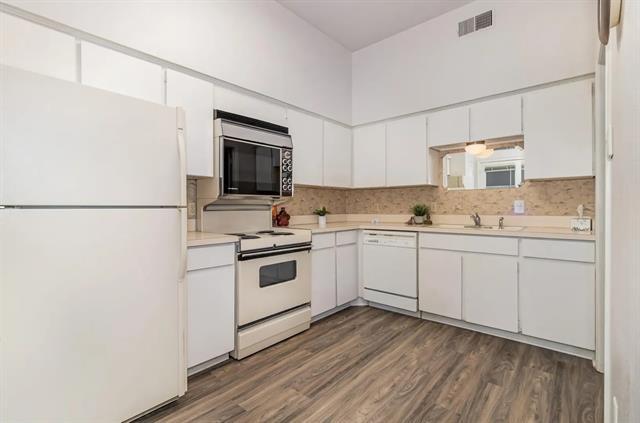 Building Photo - 10416 High Hollows Dr