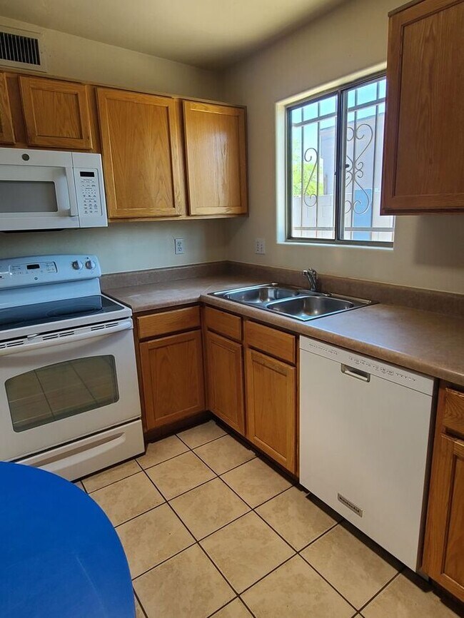 Building Photo - Beautiful 3 bedroom 2 bathroom with washer...