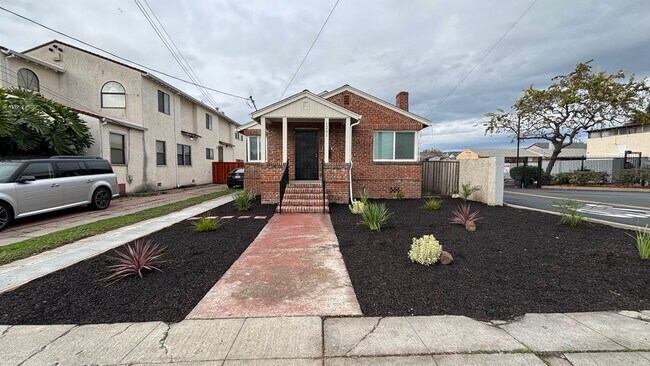 Building Photo - 3 Bedroom 1 Bath House in Oakland -- Coming Soon!!!