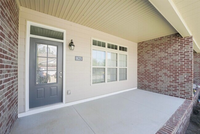 Building Photo - 825 Denzil Ave