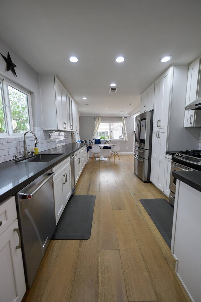 Foto del edificio - 2107 Dufour Ave