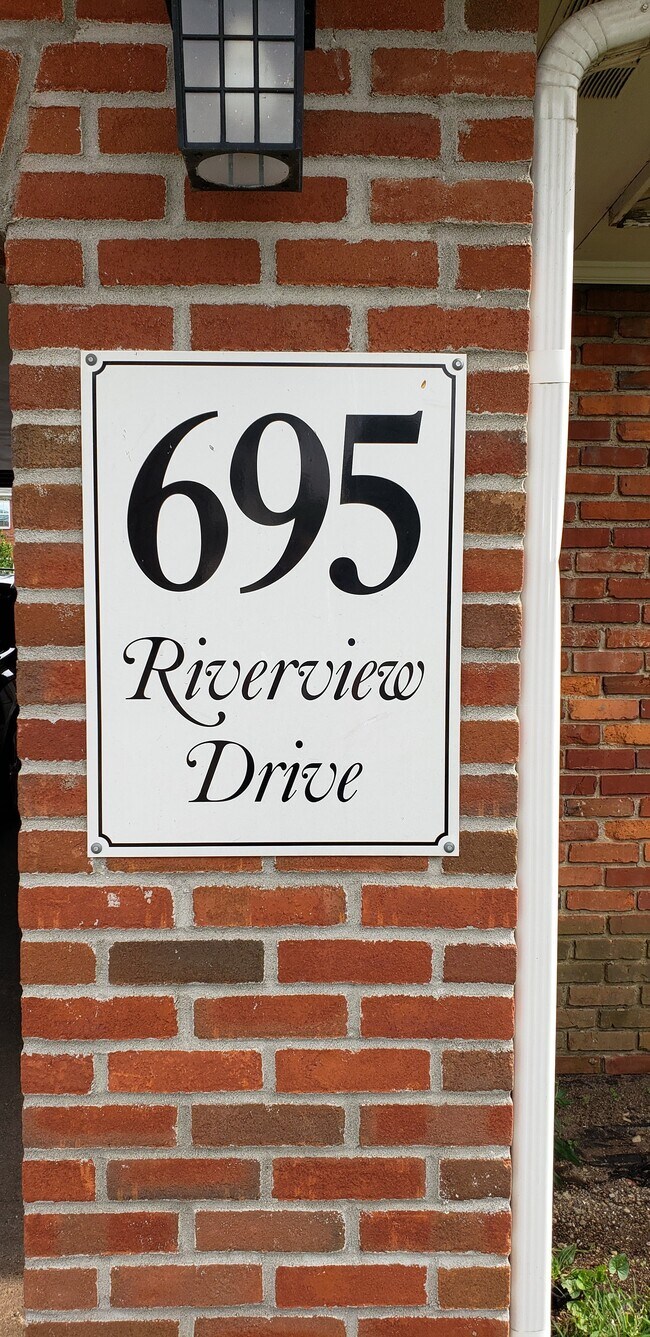 Apartamentos Riverview - 695 Riverview Dr