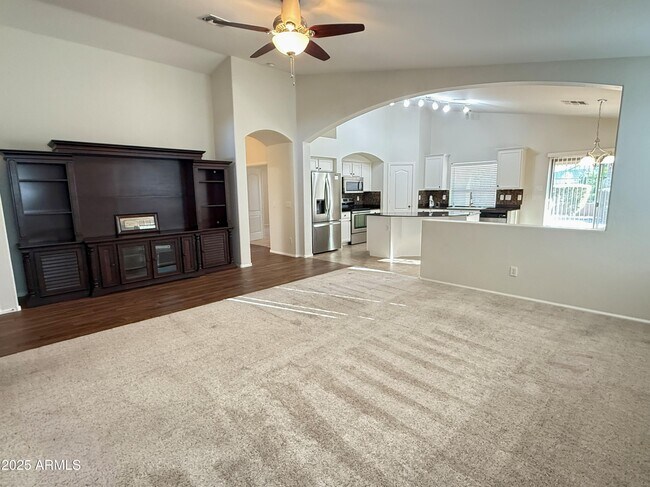 Foto del edificio - 605 E Nancy Ave