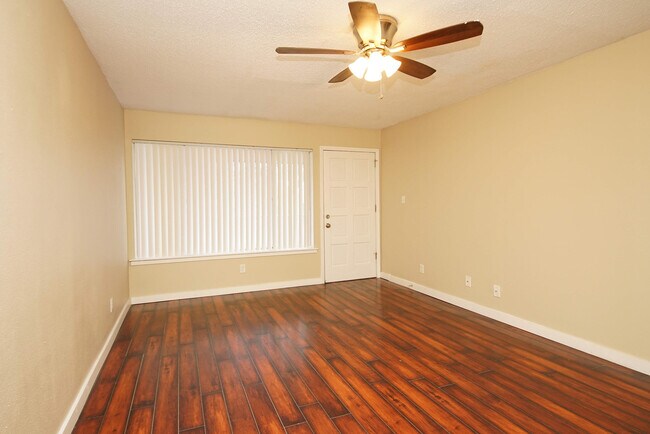 Building Photo - 210 Pelham Rd